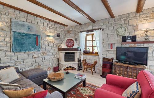 un salon avec un mur en pierre dans l'établissement Lovely Home In Kastelir, à Kaštelir