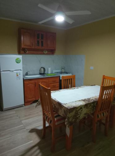 フェデラシオンにあるValentinaのテーブルと白い冷蔵庫のあるキッチン