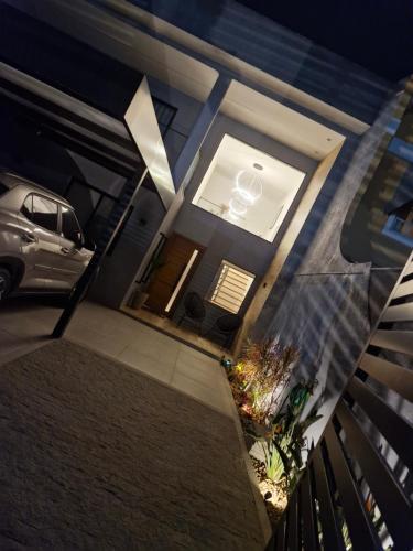 Μπαλκόνι ή βεράντα στο Quarto com banheiro privativo em casa familiar de luxo com piscina em Itaipu