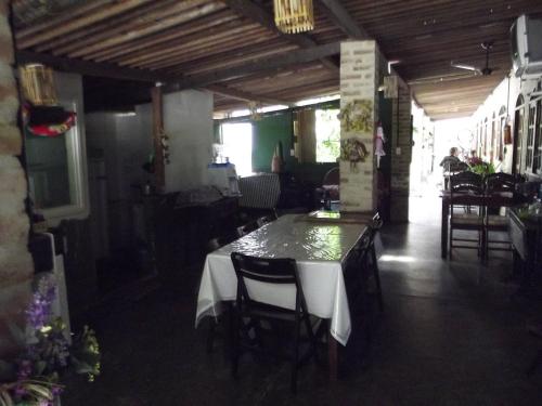レシフェにあるPousada Hostel capitão da praiaのダイニングルーム(テーブル、椅子付)