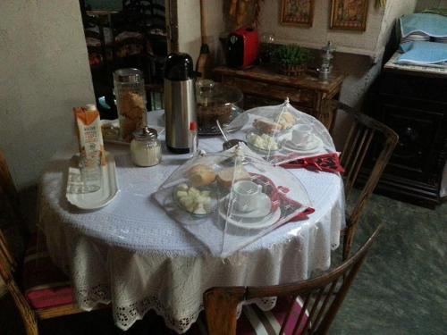 レシフェにあるPousada Hostel capitão da praiaの食べ物の皿が置かれたテーブル