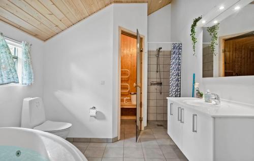 Ένα μπάνιο στο Nice Home In Væggerløse With Sauna