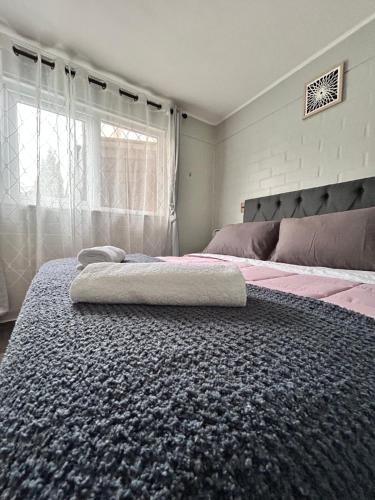 Padre Las CasasにあるCasa 365 4 Camas 3 dormitorios 1 Bのベッドルーム1室(大型ベッド1台、ラグ付)