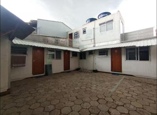 an empty parking lot in front of a building at Vila do Chaves Bruxa do 71 in Itajaí