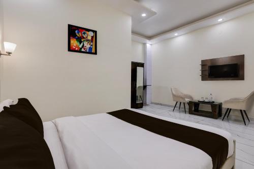 Ένα ή περισσότερα κρεβάτια σε δωμάτιο στο Super Hotel O Clock Tower Dehradun Formerly Dooncity Suites