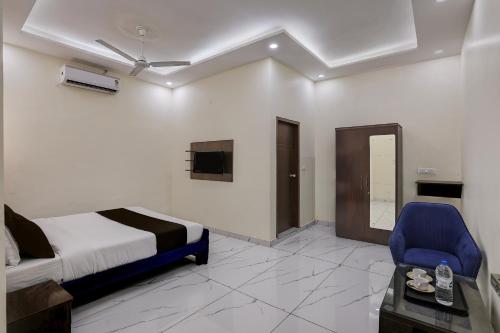 Μια τηλεόραση ή/και κέντρο ψυχαγωγίας στο Super Hotel O Clock Tower Dehradun Formerly Dooncity Suites