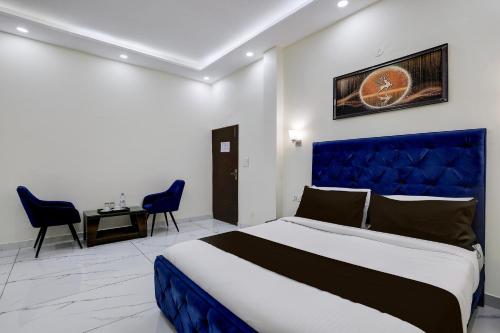 Ένα ή περισσότερα κρεβάτια σε δωμάτιο στο Super Hotel O Clock Tower Dehradun Formerly Dooncity Suites