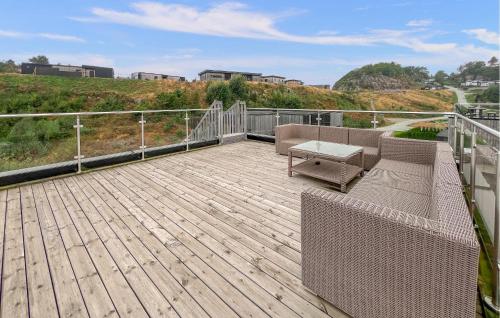 Balkoni atau teres di Gorgeous Home In Svenevig With Wifi