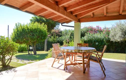 O grădină în afara 1 Bedroom Beautiful Home In Costa Rei