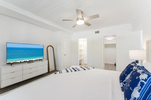 Ένα ή περισσότερα κρεβάτια σε δωμάτιο στο Boca Waterfront Oasis Walk to Beach with Pool, Hot Tub, Gym