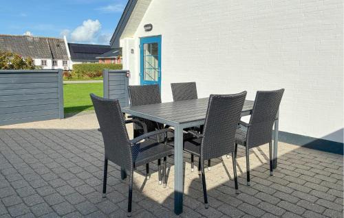 Mandø Byにある2 Bedroom Awesome Home In Ribeのパティオにある木製のテーブルと椅子