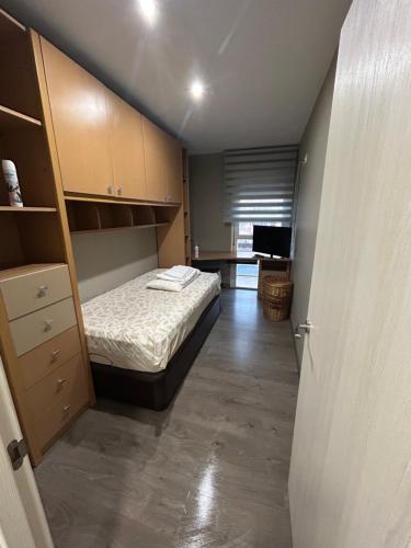 Un dormitorio pequeño con una cama y un escritorio. en Melilla, en Melilla