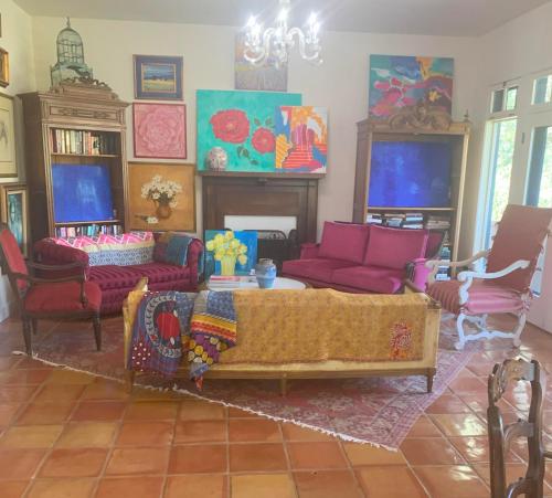 Χώρος καθιστικού στο Heidi's Artistic Abode
