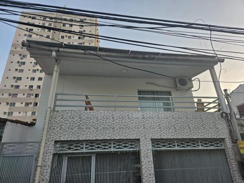 - un balcon en face d'un grand bâtiment dans l'établissement COP 30 Apartamento próximo do Hangar, à Belém
