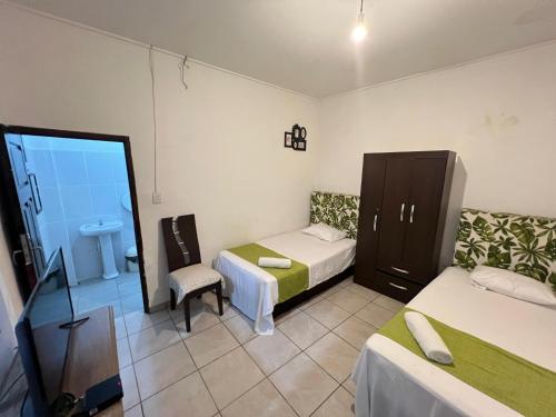 サンタ・クルス・デ・ラ・シエラにあるHabitación cercana al centro de la ciudadのベッドが2つと鏡があるホテルの部屋