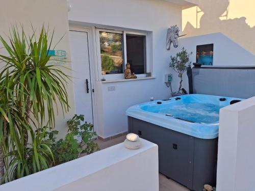 ATLANTIS Penthouse Apartment with Jacuzzi plus Pool and Sea Views