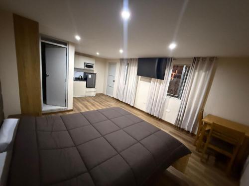アレキパにあるVallecito Downtown Roomsの部屋の中に大きなベッドがある寝室