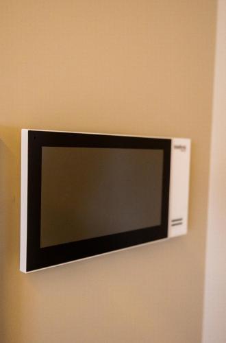 a microwave attached to a wall with a wall at Apartamento Alto Padrão com Vista Para o Lago in Cascavel
