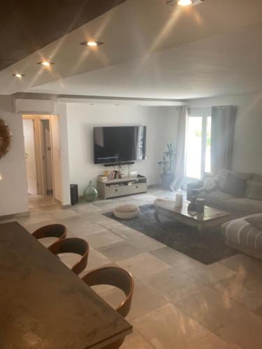 Et tv og/eller underholdning på Maison 65 terron