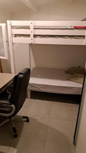 Maison 65 terron في سي-فور-لي-بلاج: مكتب وكرسي في غرفة مع سرير بطابقين