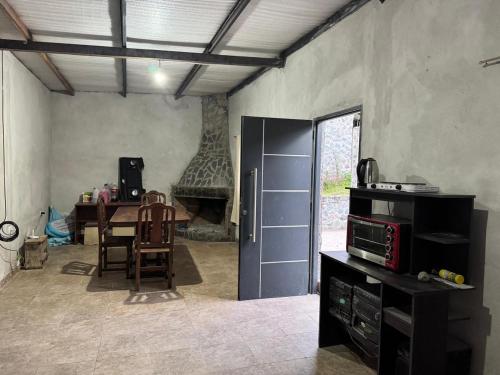 a room with a kitchen with a table and a door at Casa Portezuelo in San Javier