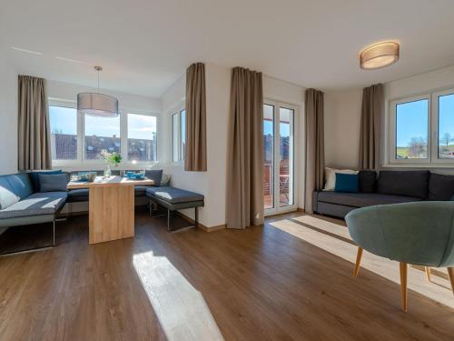 ein Wohnzimmer mit Sofa und Tisch in der Unterkunft Holiday apartment with 3 bedrooms in Kalzhofen