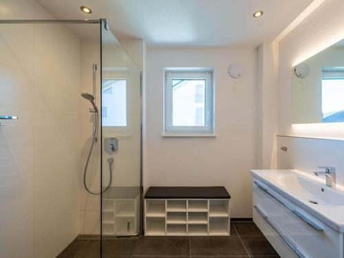 ein Badezimmer mit Dusche und Waschbecken in der Unterkunft Holiday apartment with 3 bedrooms in Kalzhofen