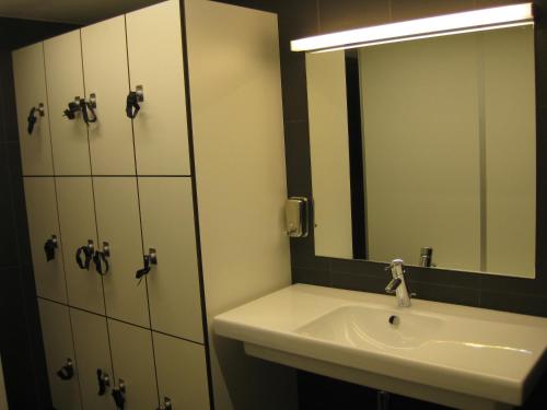 a bathroom with a sink and a mirror at Hotel Sporting in Pas de la Casa