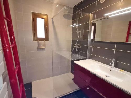 La NartelleにあるClos de la Madrague 311の洗面台とガラスのシャワーを備えたバスルーム