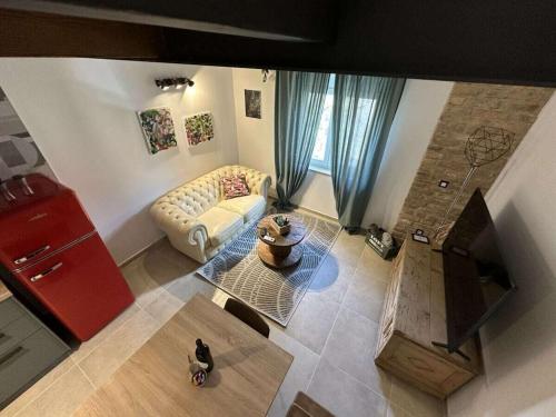 una vista dall'alto di un soggiorno con un divano di Apartment Urban Green a Poreč (Parenzo)