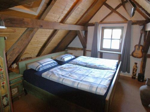 En eller flere senge i et værelse på Forester's House Bullerbü