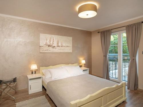 Ένα ή περισσότερα κρεβάτια σε δωμάτιο στο Villa in Gostinjac with swimming pool