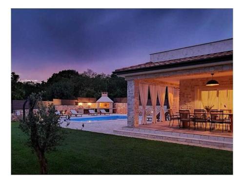 Villa in Gostinjac with swimming pool