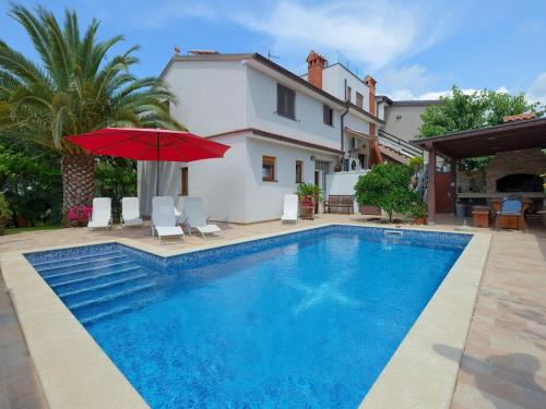 Holiday apartment in Pula with swimming pool