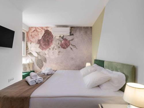 Un dormitorio con una cama con toallas. en Visa Residence Labin, en Labin