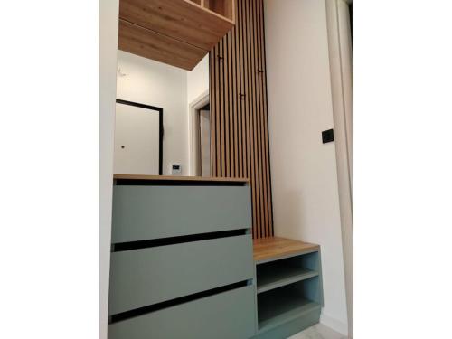 ein Zimmer mit weißen Schubladen und einem Spiegel in der Unterkunft Oliva Verde Residence in Santalezi