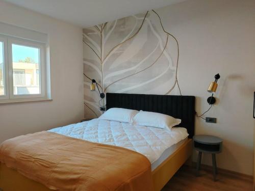 Schlafzimmer mit einem Bett mit einem großen Kopfteil in der Unterkunft Oliva Verde Residence in Santalezi