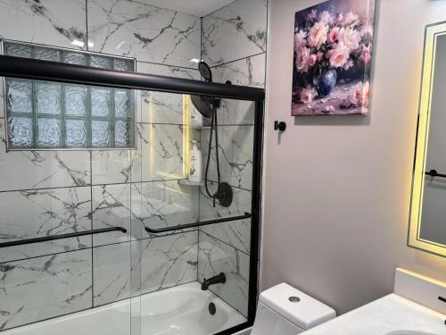 un baño con ducha y WC en Your Cozy Home Away From Home king bed, parking, en West Seneca