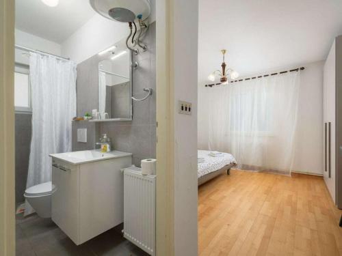 un bagno con lavandino, servizi igienici e un letto di Apartment with 4 bedrooms a Poreč (Parenzo)