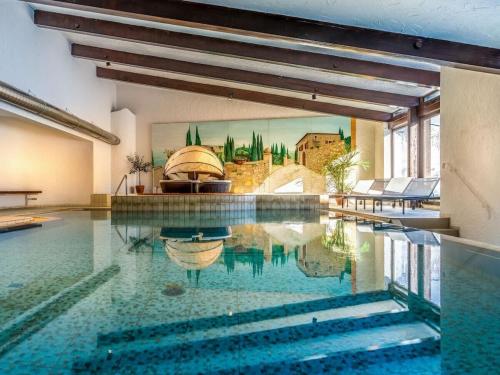 ein Pool mit blauem Wasser in einem Haus in der Unterkunft Holiday apartment with 2 bedrooms in Kalzhofen