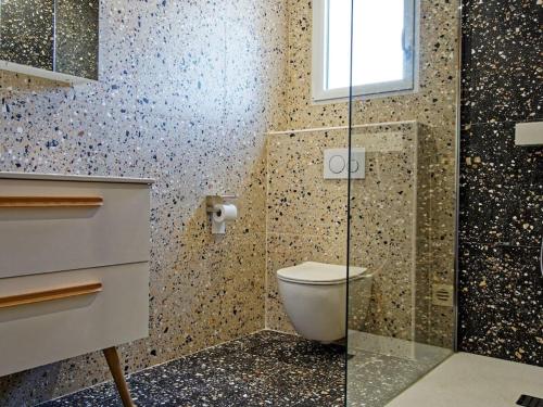 La VaccajaにあるLes Mûriers II -のトイレとガラスのシャワー付きのバスルーム