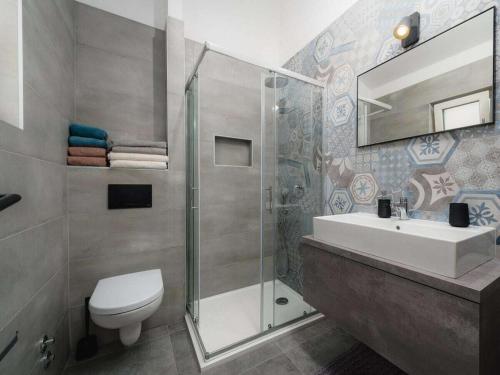 un bagno con wc, lavandino e doccia di Apartment Urban Grey a Poreč (Parenzo)