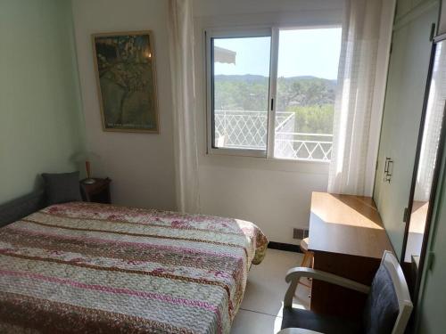 una camera da letto con un letto e una finestra di 4 bedroom villa a La Croix-Valmer