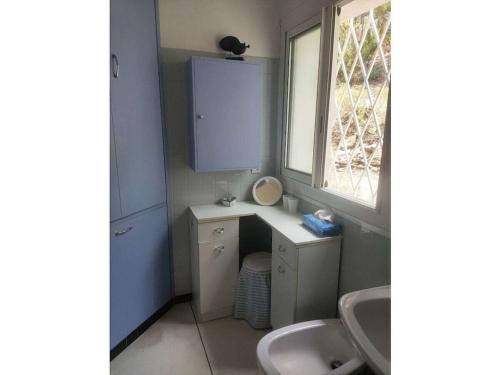 un bagno con lavandino, WC e finestra di 4 bedroom villa a La Croix-Valmer