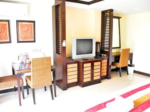 TV a/nebo společenská místnost v ubytování Puektian Seaview Family Suite