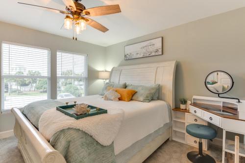 Un dormitorio con una cama y un ventilador de techo. en Boat, Fish and Walk to Beach Waterfront Destin Gem!, en Destin
