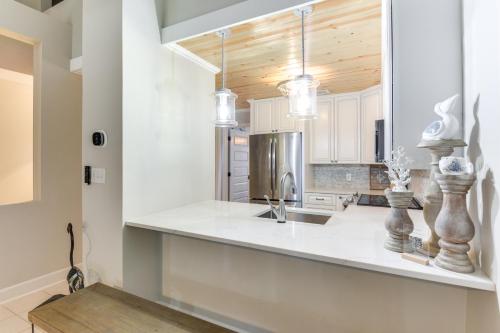 Una cocina con encimeras blancas y un refrigerador plateado. en Boat, Fish and Walk to Beach Waterfront Destin Gem!, en Destin