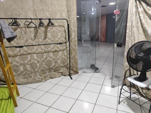 a bathroom with a shower with a glass door at Pousada Nova Jerusalém in Cianorte