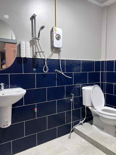 Bilik mandi di Chato Hostel