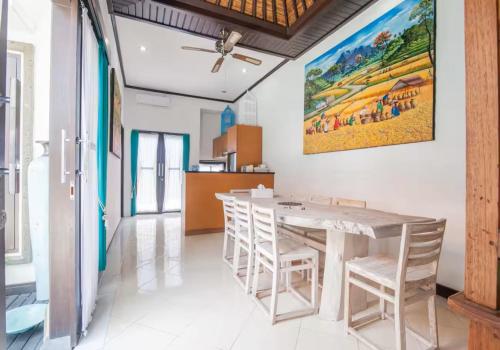 een eetkamer met een tafel en stoelen bij Villa Marjens 2 Seminyak area Bali in Kerobokan
